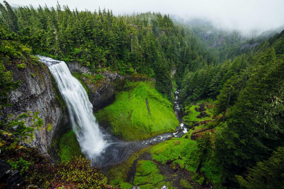 Wasserfall zwischen Felsen
